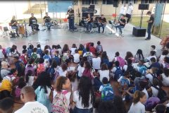 Show do Choro na Praça em escola em  Itaguaí